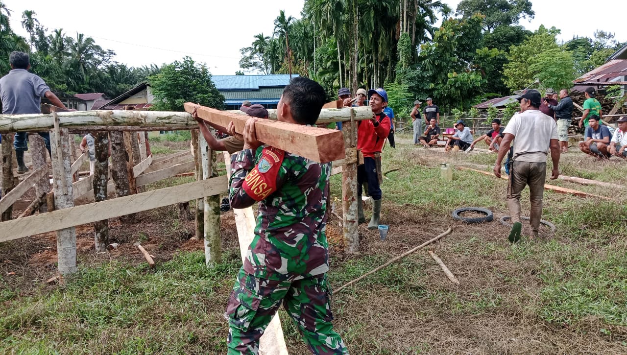 Anggota Koramil 02/Mph Hulu Bantu Warga Dirikan Panggung