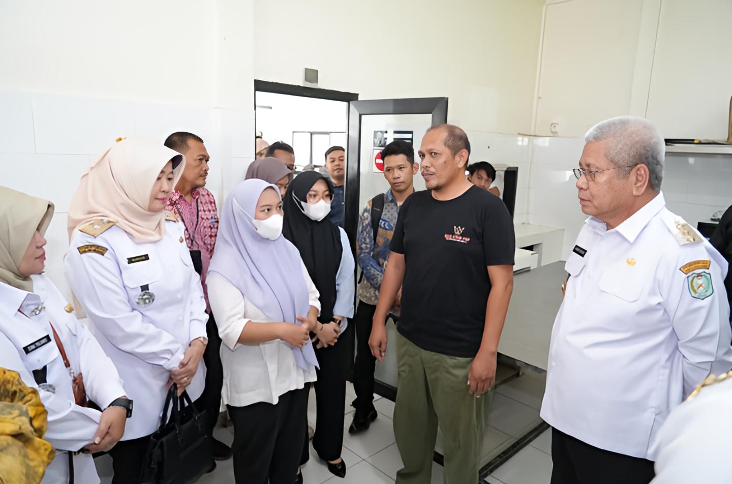 Pj. GUBERNUR HARISSON OPTIMIS PROGRAM MAKAN BERGIZI GRATIS UNTUK PELAJAR BERJALAN LANCAR
